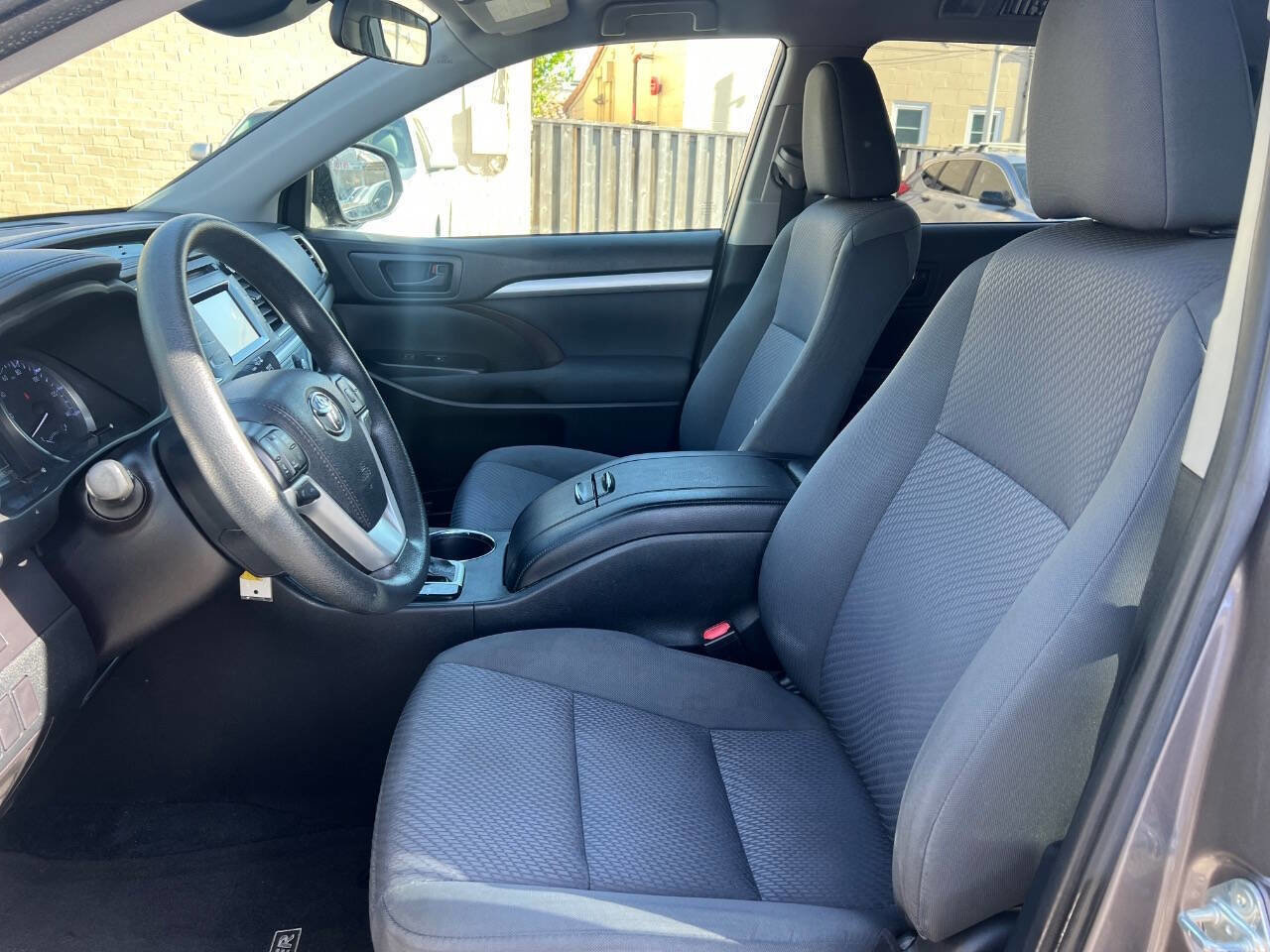 Used 2019 Toyota Highlander LE w/ Carpet Mat Package (TMS) FWD image 8