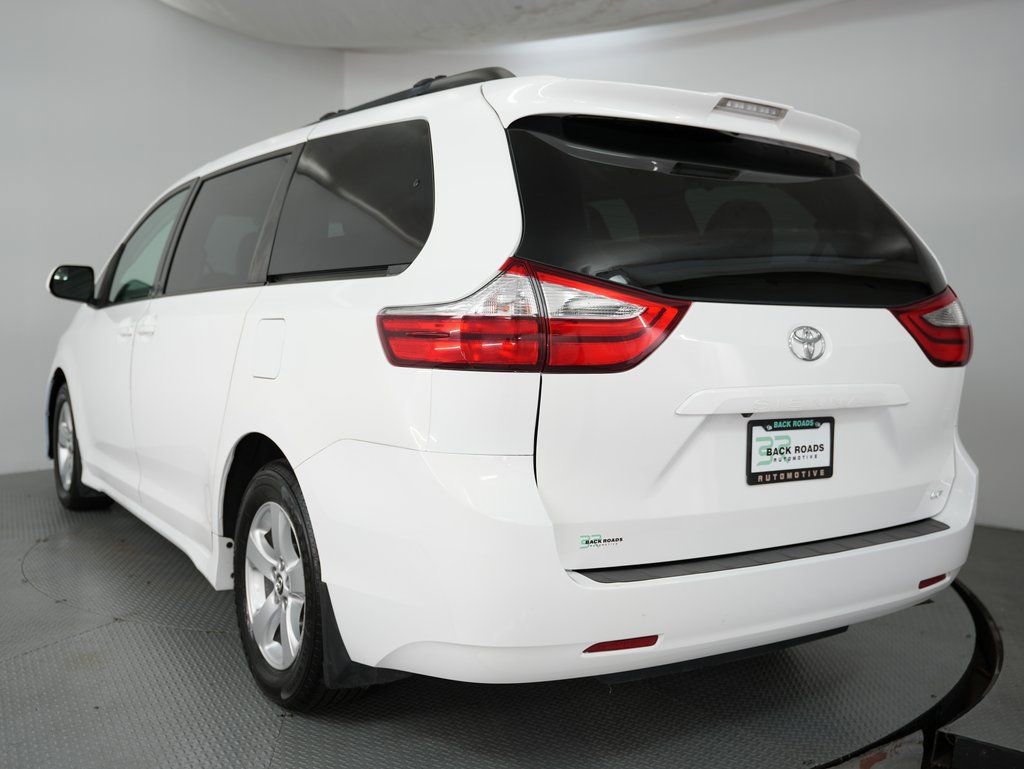 Used 2018 Toyota Sienna LE w/ Carpet Mat Package image 7