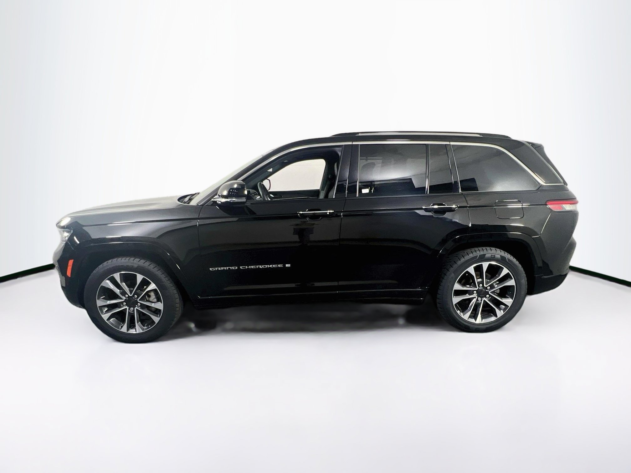 Used 2022 Jeep Grand Cherokee Overland w/ Luxury Tech Group IV AWD/4WD image 8