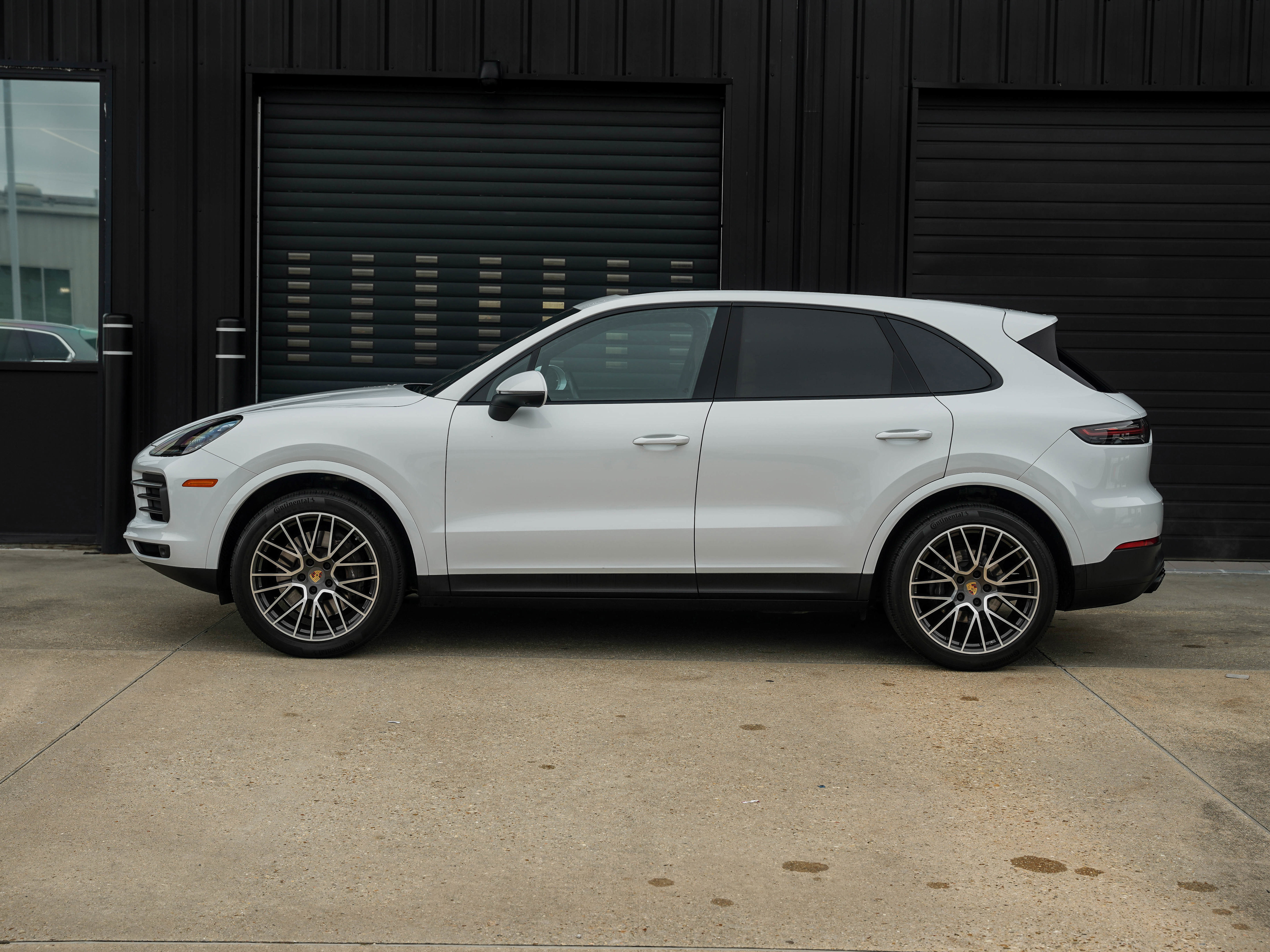 Certified 2022 Porsche Cayenne Platinum Edition image 2