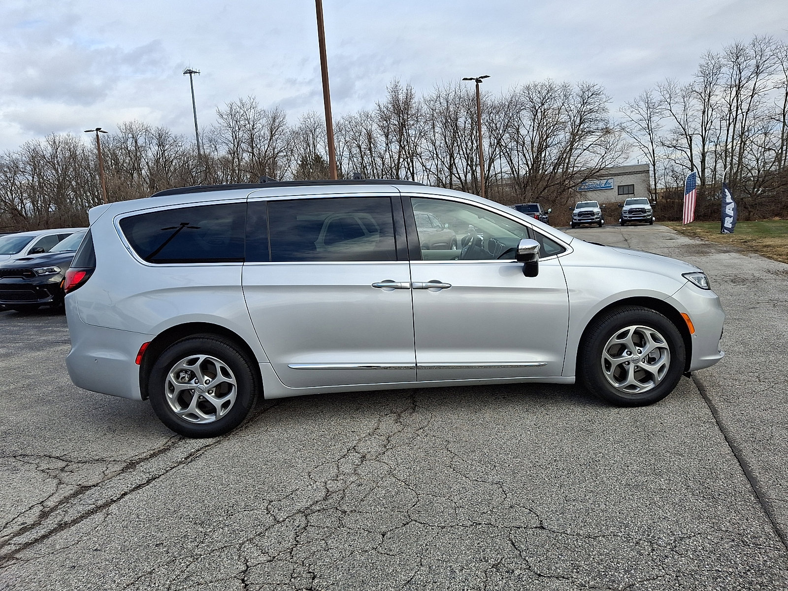 Used 2023 Chrysler Pacifica Limited image 9