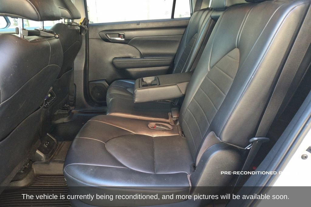 Used 2022 Toyota Highlander XLE FWD image 12