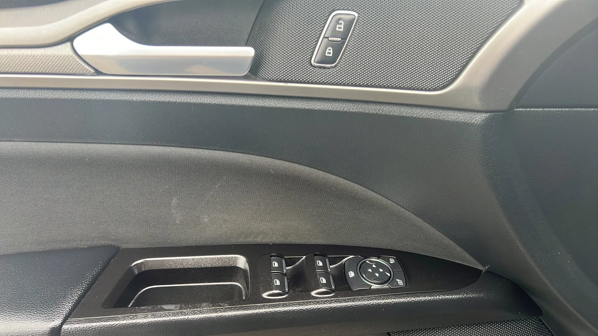Used 2017 Ford Fusion SE FWD image 15