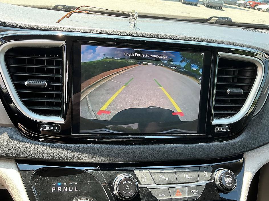 Used 2024 Chrysler Pacifica Touring-L FWD image 18