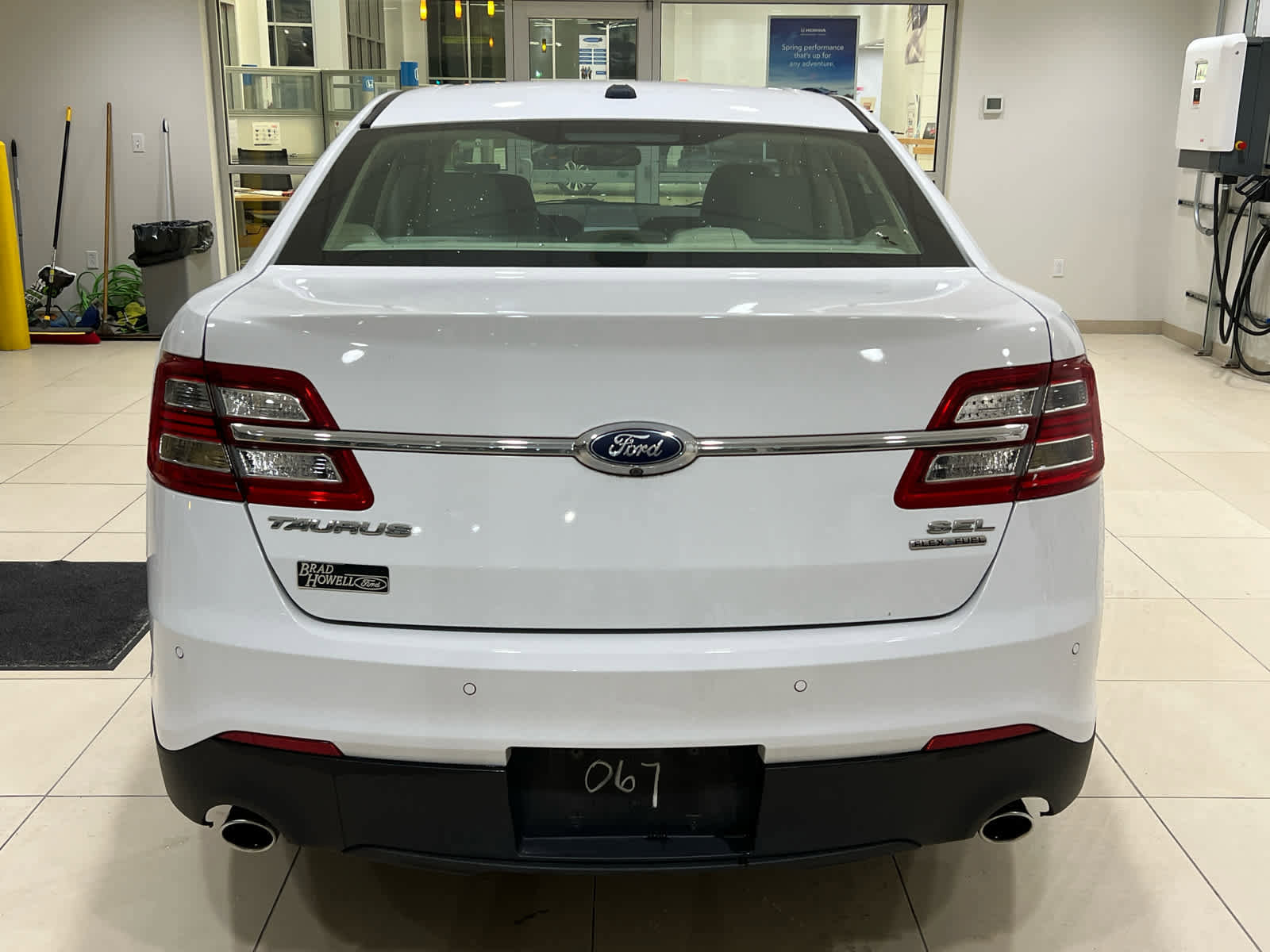 Used 2018 Ford Taurus SEL FWD image 6