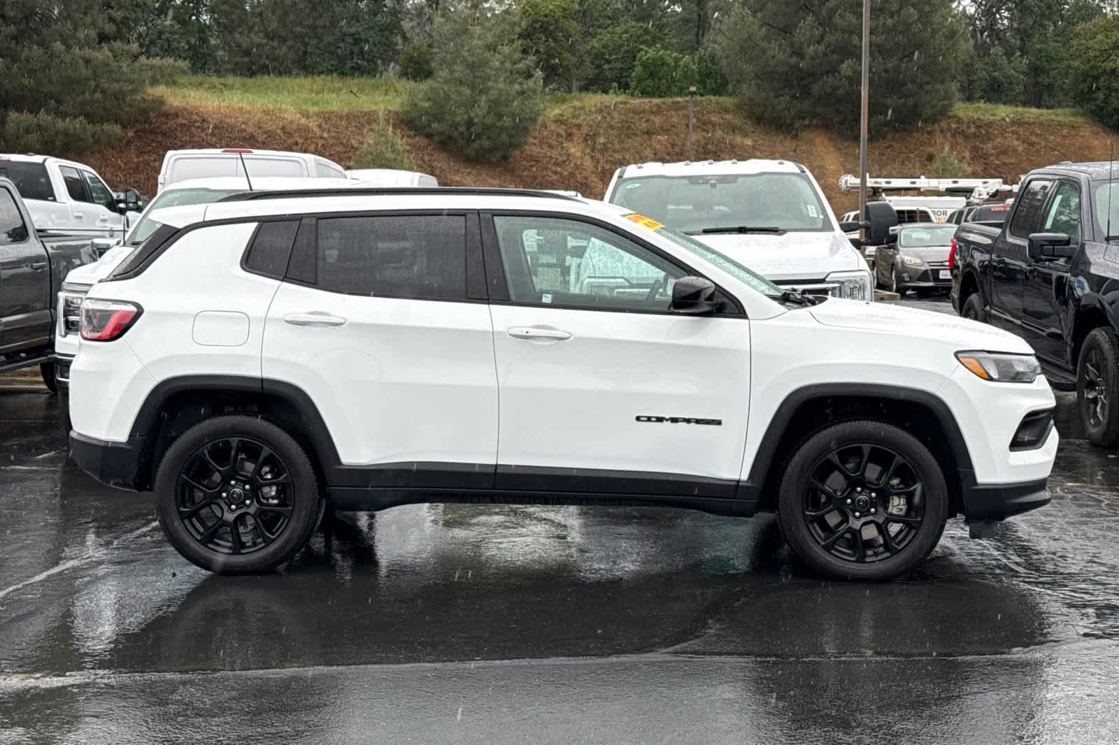 Used 2025 Jeep Compass Latitude w/ Altitude Special Edition AWD/4WD image 3