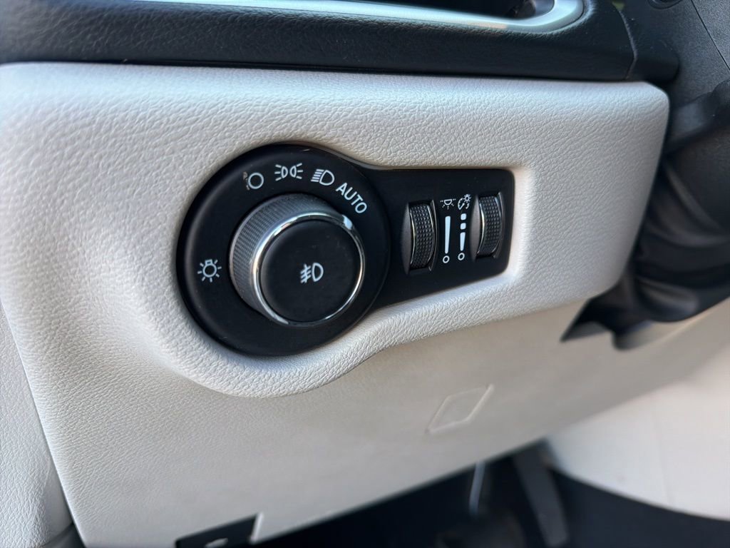 Used 2022 Chrysler Pacifica Touring-L image 15