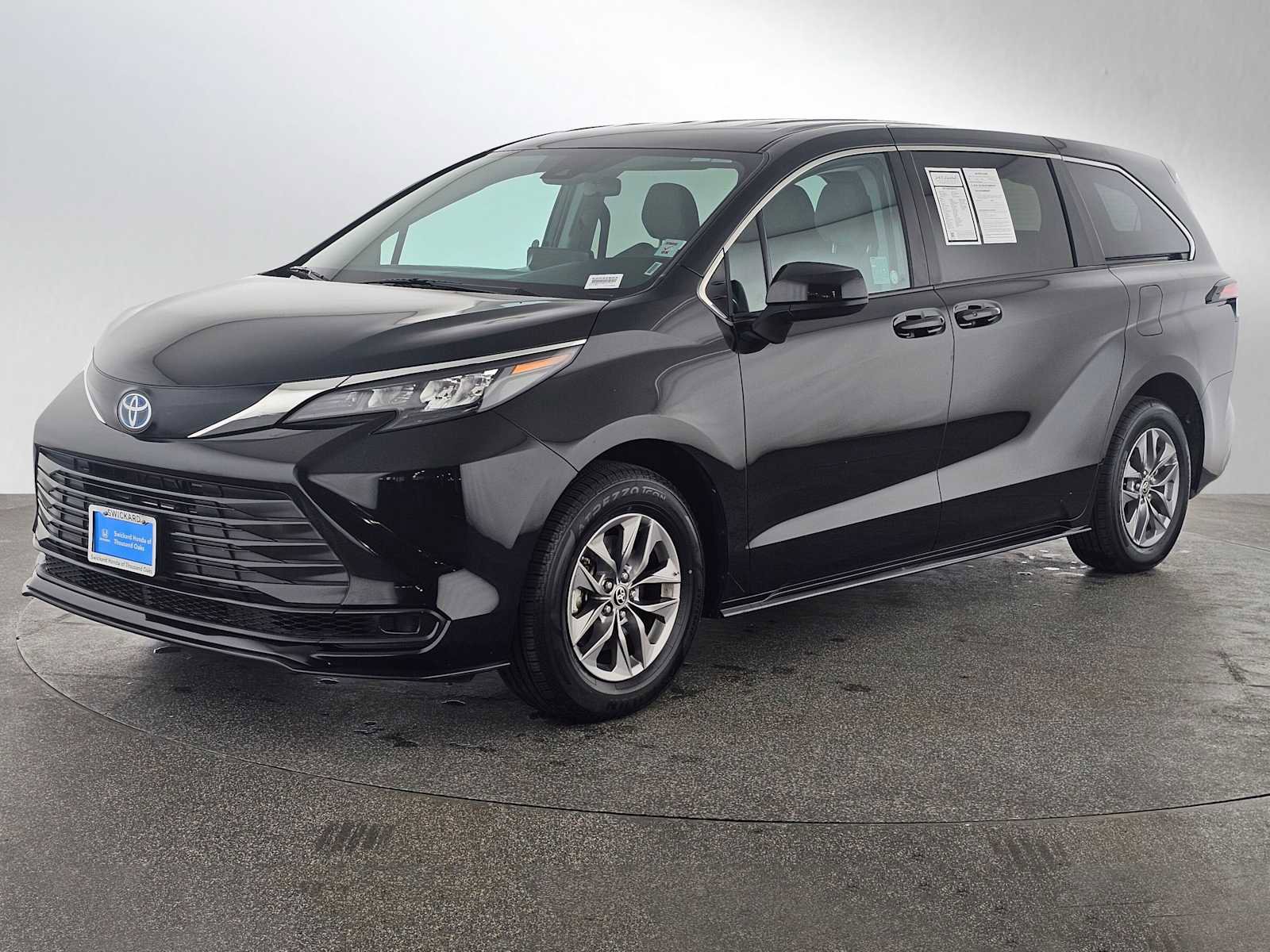 Used 2024 Toyota Sienna LE image 7