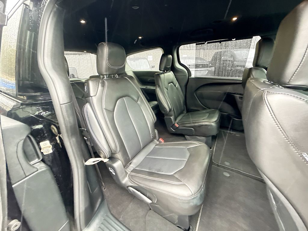 Used 2025 Chrysler Pacifica Select image 32