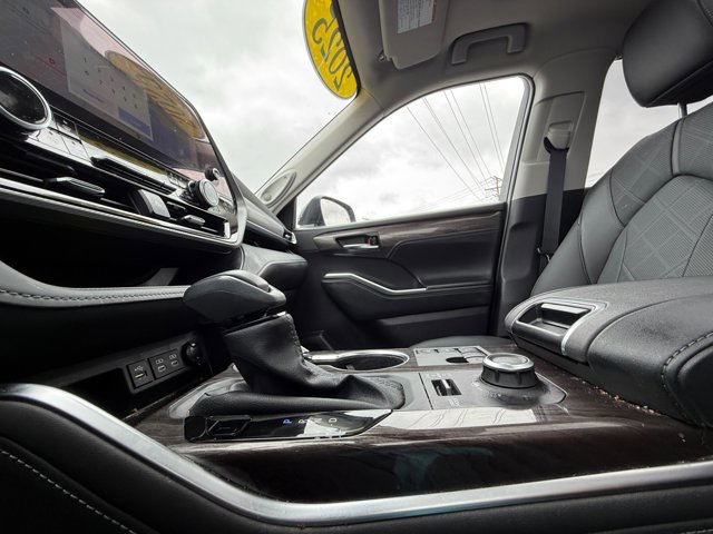 Used 2025 Toyota Highlander Platinum image 30