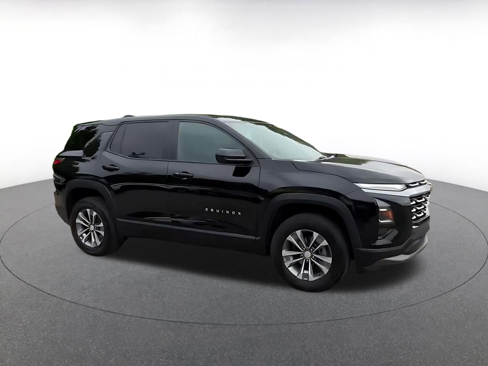 Used 2025 Chevrolet Equinox LT FWD image 2
