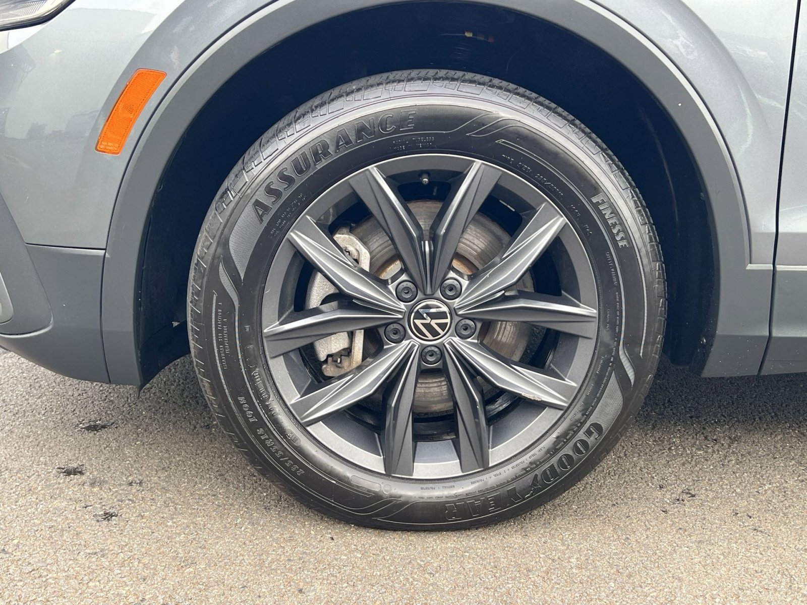 Used 2022 Volkswagen Tiguan SE w/ Panoramic Sunroof Package image 11