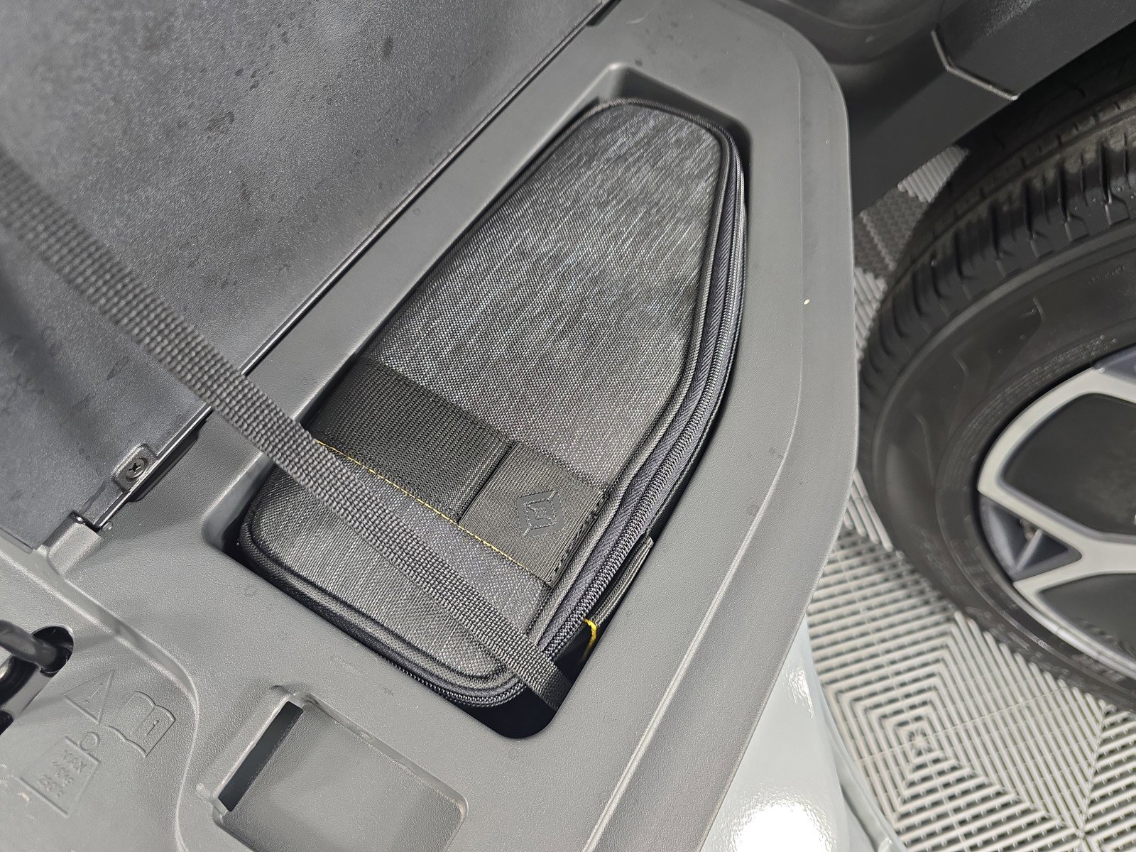 Used 2022 Rivian R1T Adventure image 32