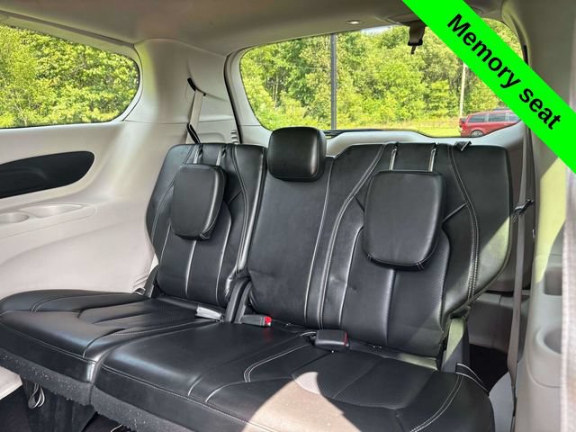 Used 2023 Chrysler Pacifica Touring-L FWD image 26