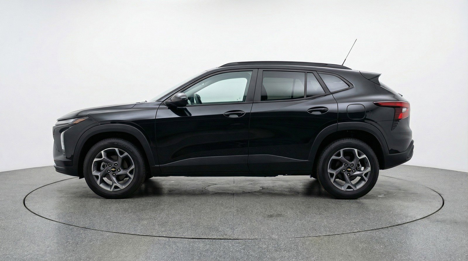 Used 2025 Chevrolet Trax LT FWD image 5