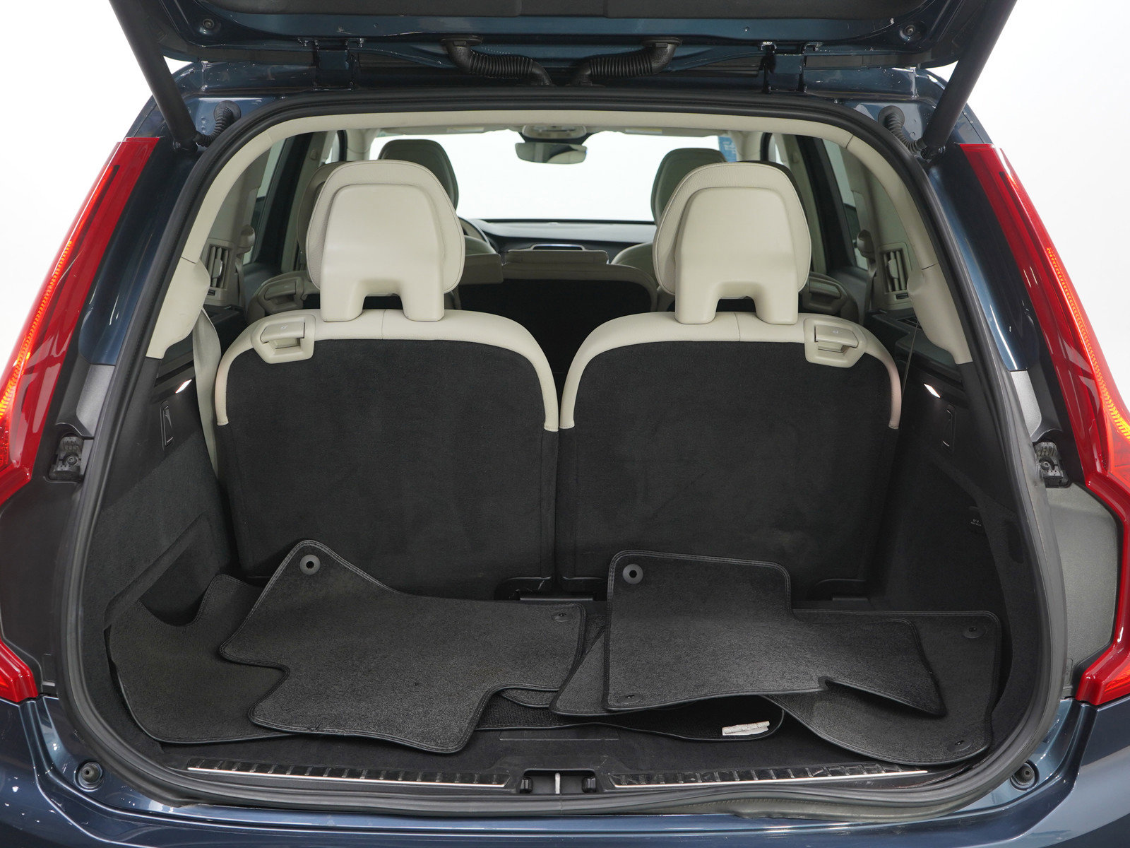 Used 2023 Volvo XC90 B6 Plus image 9