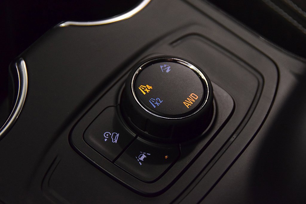 Used 2024 GMC Terrain SLE image 25