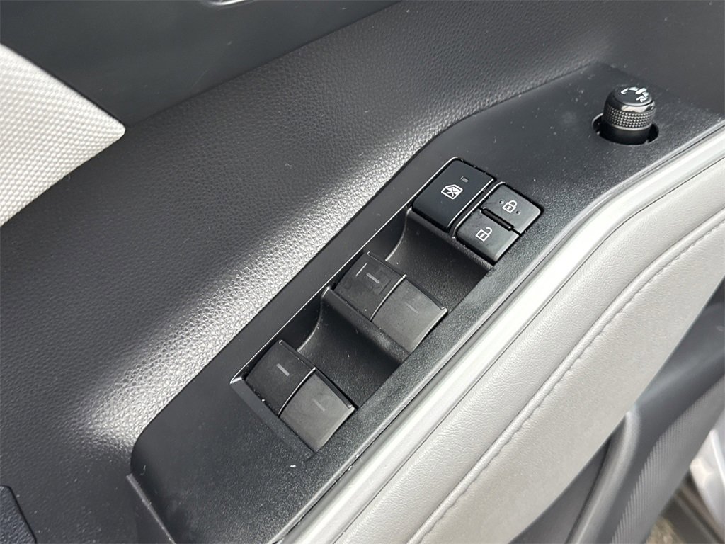 Used 2021 Toyota Highlander LE image 27