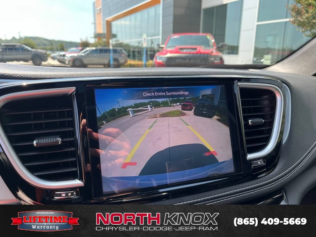 Used 2025 Chrysler Pacifica Limited FWD image 11