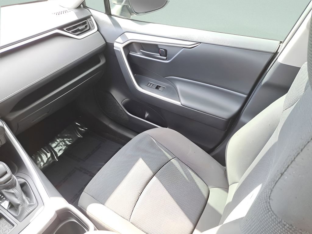 Used 2021 Toyota RAV4 LE image 12