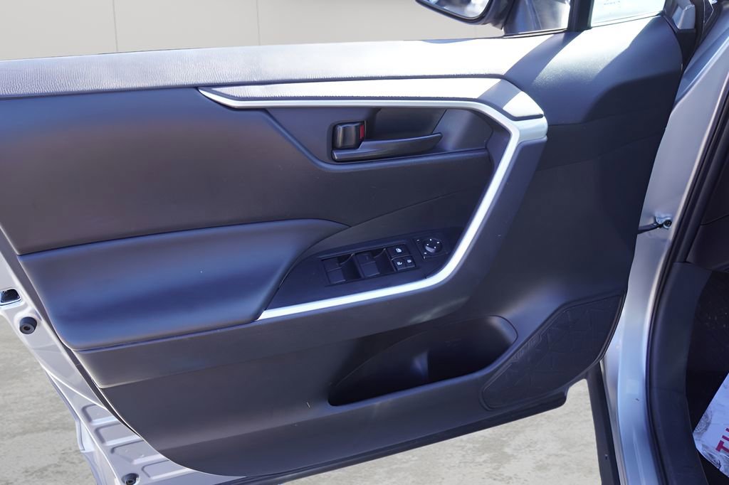 Used 2025 Toyota RAV4 LE AWD/4WD image 13