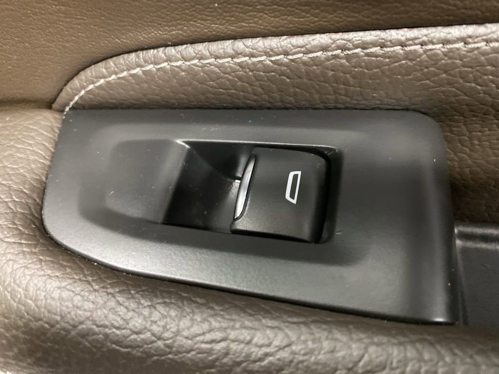 Used 2021 GMC Yukon Denali w/ Denali Premium Package image 29