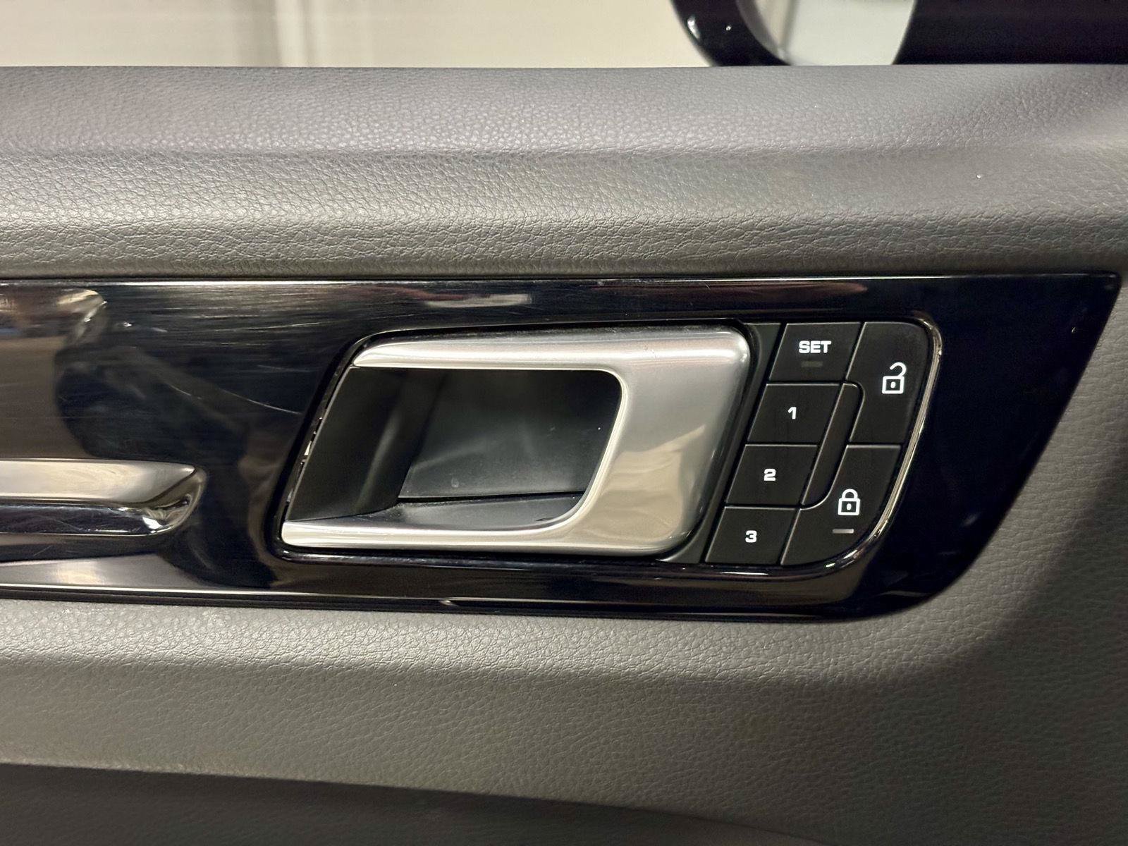 Used 2023 Porsche Cayenne AWD/4WD image 15