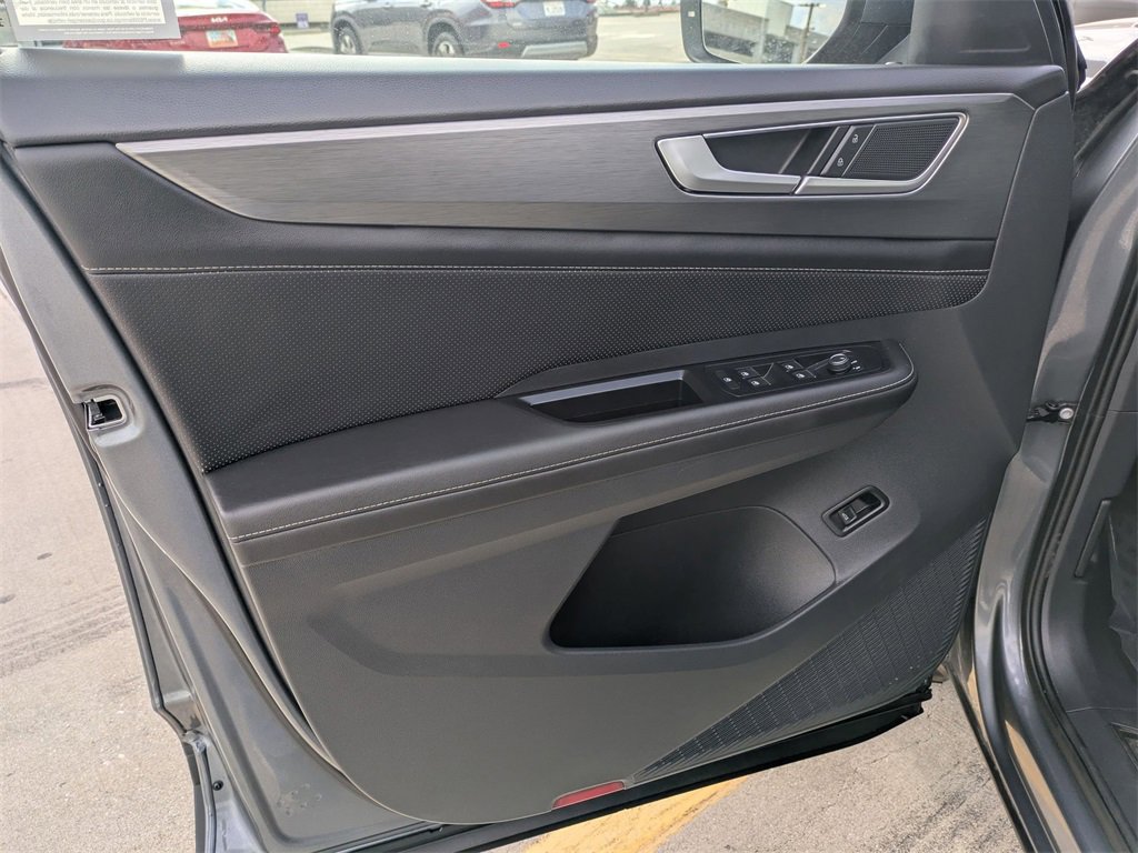 Used 2025 Volkswagen Atlas Cross Sport SE image 11