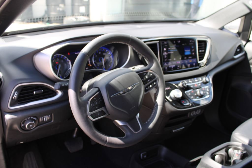 Used 2025 Chrysler Pacifica Select image 32