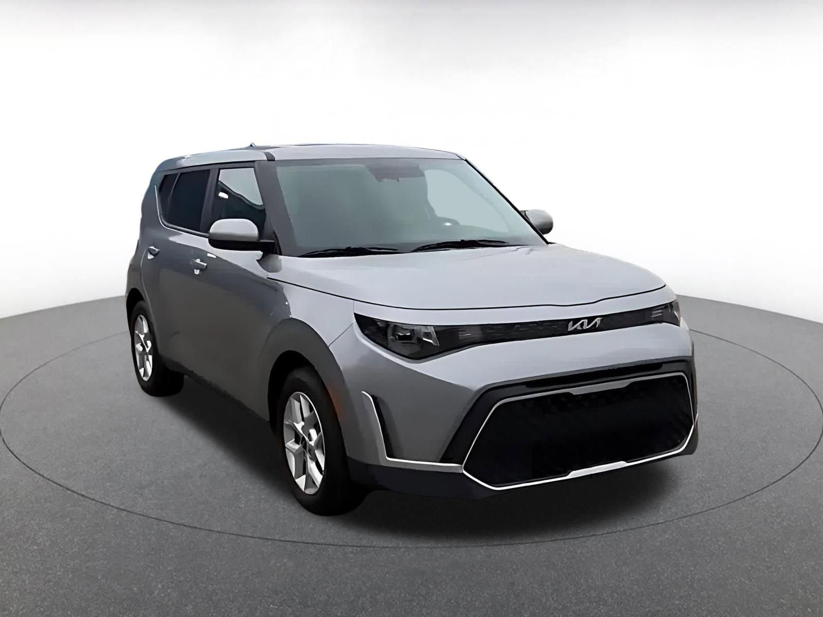 Used 2025 Kia Soul LX w/ LX Technology Package image 3