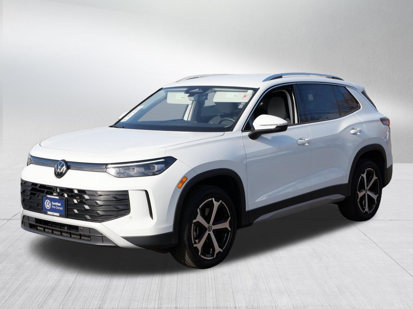 Used 2025 Volkswagen Tiguan SE AWD/4WD image 3