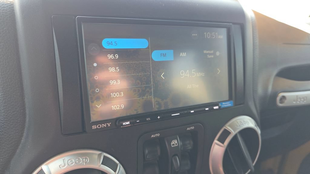 Used 2015 Jeep Wrangler Unlimited Rubicon w/ Connectivity Group AWD/4WD image 18