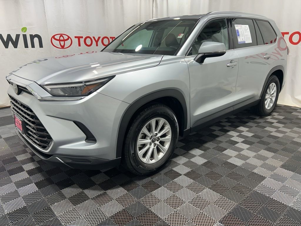 Used 2025 Toyota Grand Highlander AWD image 3