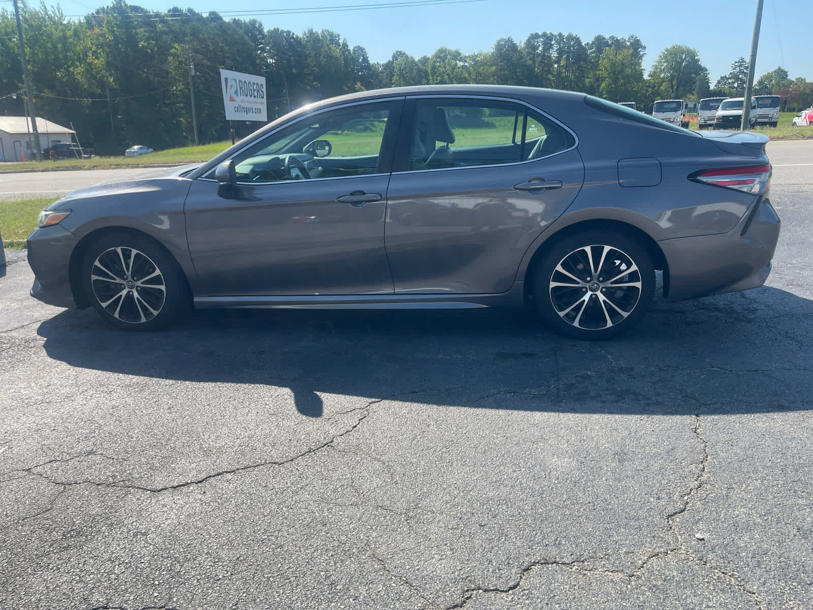 Used 2018 Toyota Camry SE w/ Convenience Package FWD image 3