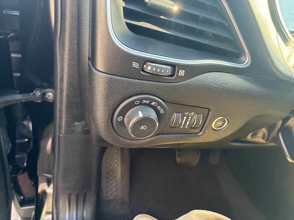 Used 2022 Jeep Cherokee Trailhawk w/ Comfort/Convenience Group AWD/4WD image 9