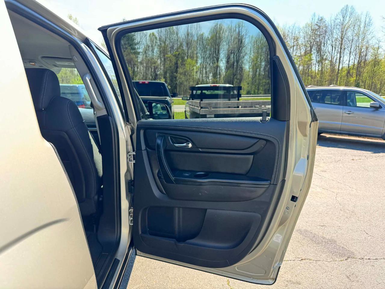 Used 2014 GMC Acadia SLE image 16