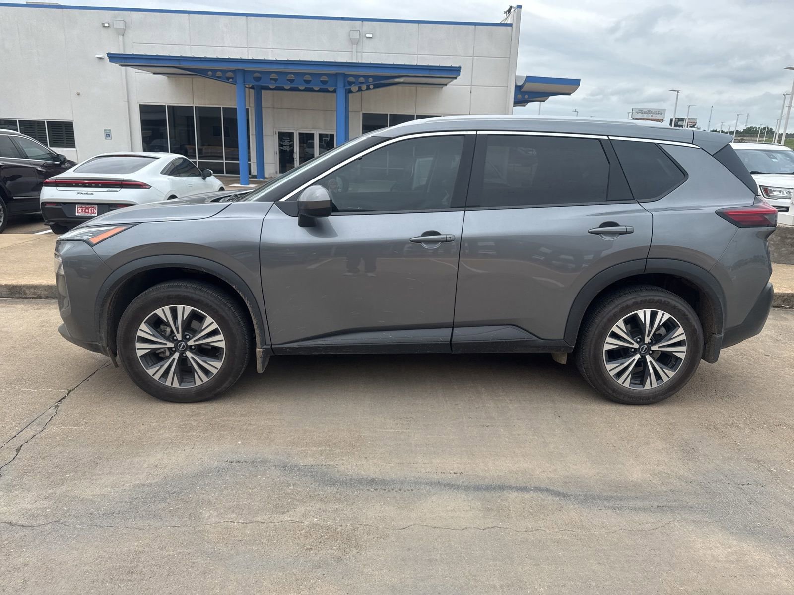 Used 2023 Nissan Rogue SV w/ SV Premium B Package FWD image 2