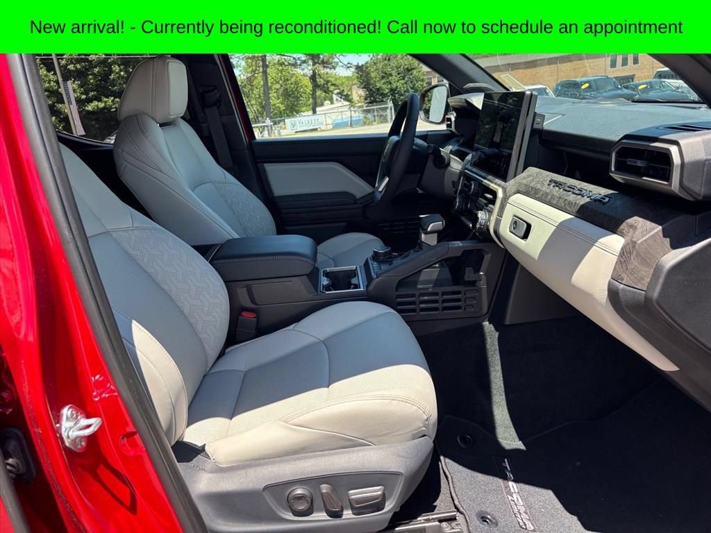 Used 2025 Toyota Tacoma Limited AWD/4WD image 13