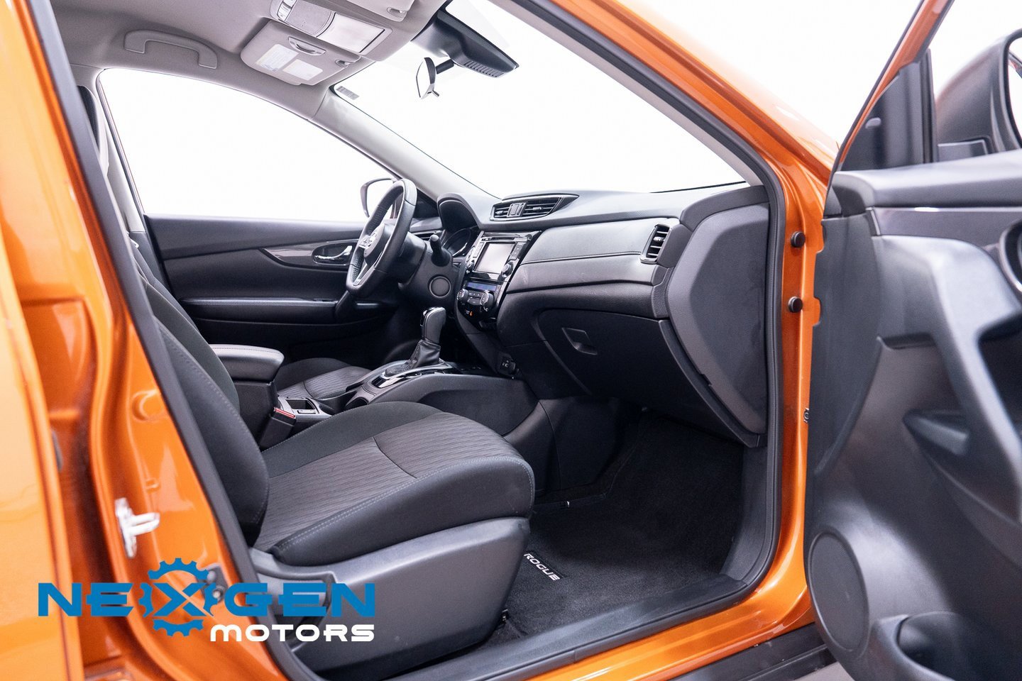 Used 2020 Nissan Rogue SV w/ Premium Package image 47