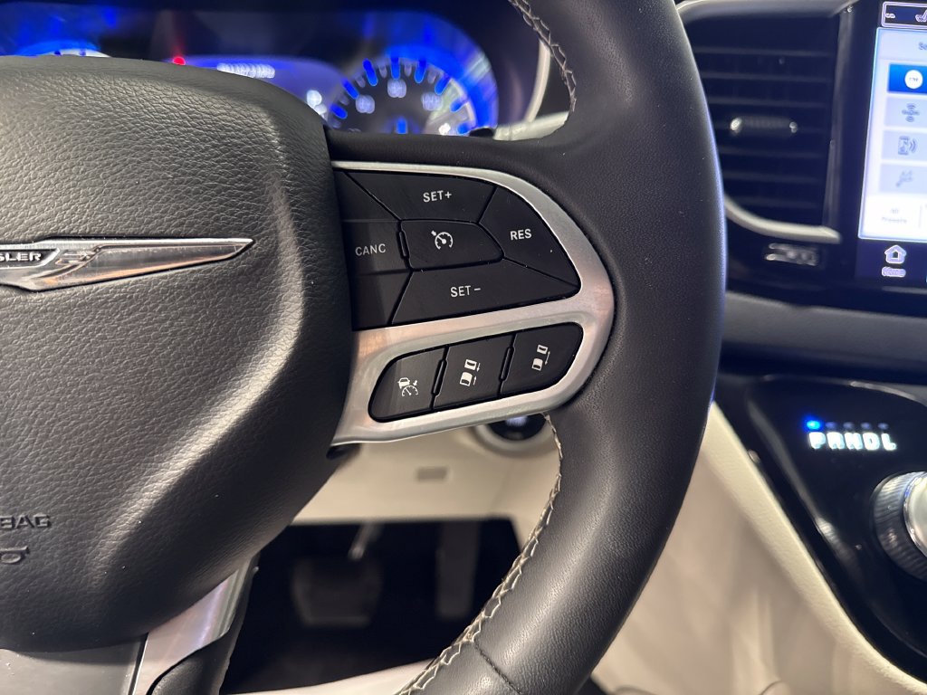 Used 2023 Chrysler Pacifica Touring-L FWD image 4