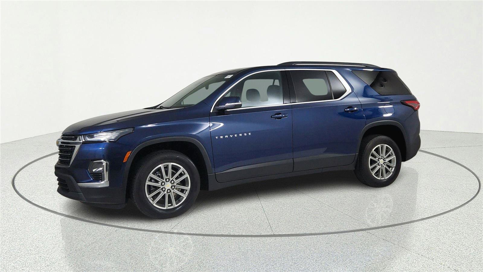 Used 2023 Chevrolet Traverse LT FWD image 2
