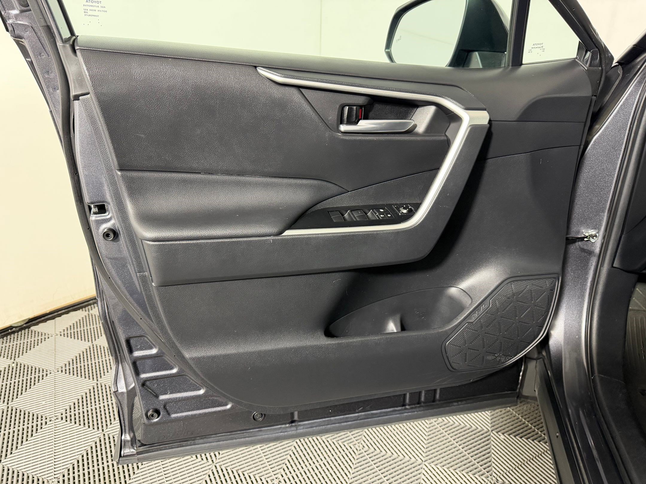 Used 2021 Toyota RAV4 XLE w/ Convenience Package AWD/4WD image 10