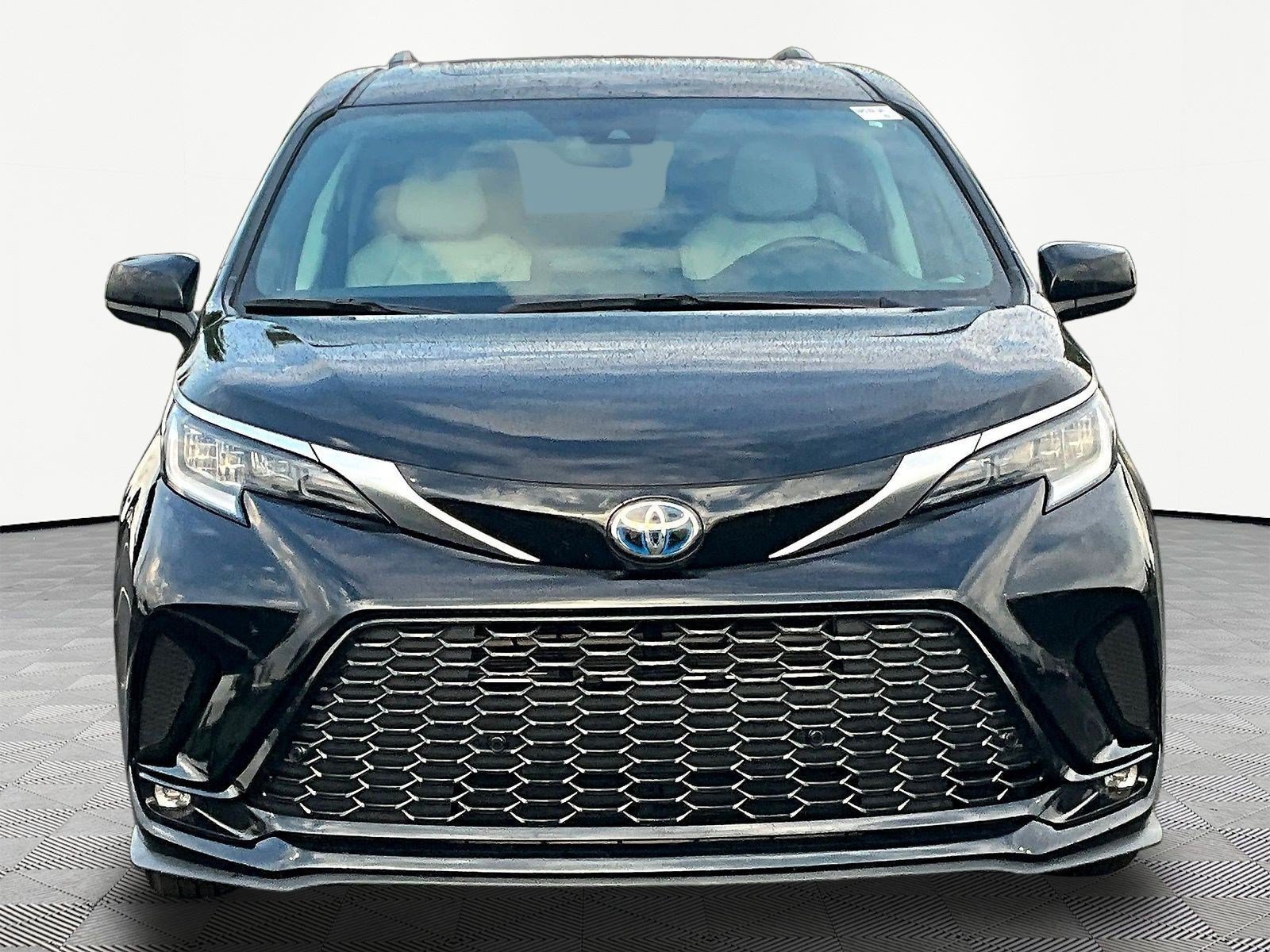 Used 2023 Toyota Sienna XSE w/ XSE Plus Package AWD/4WD image 2