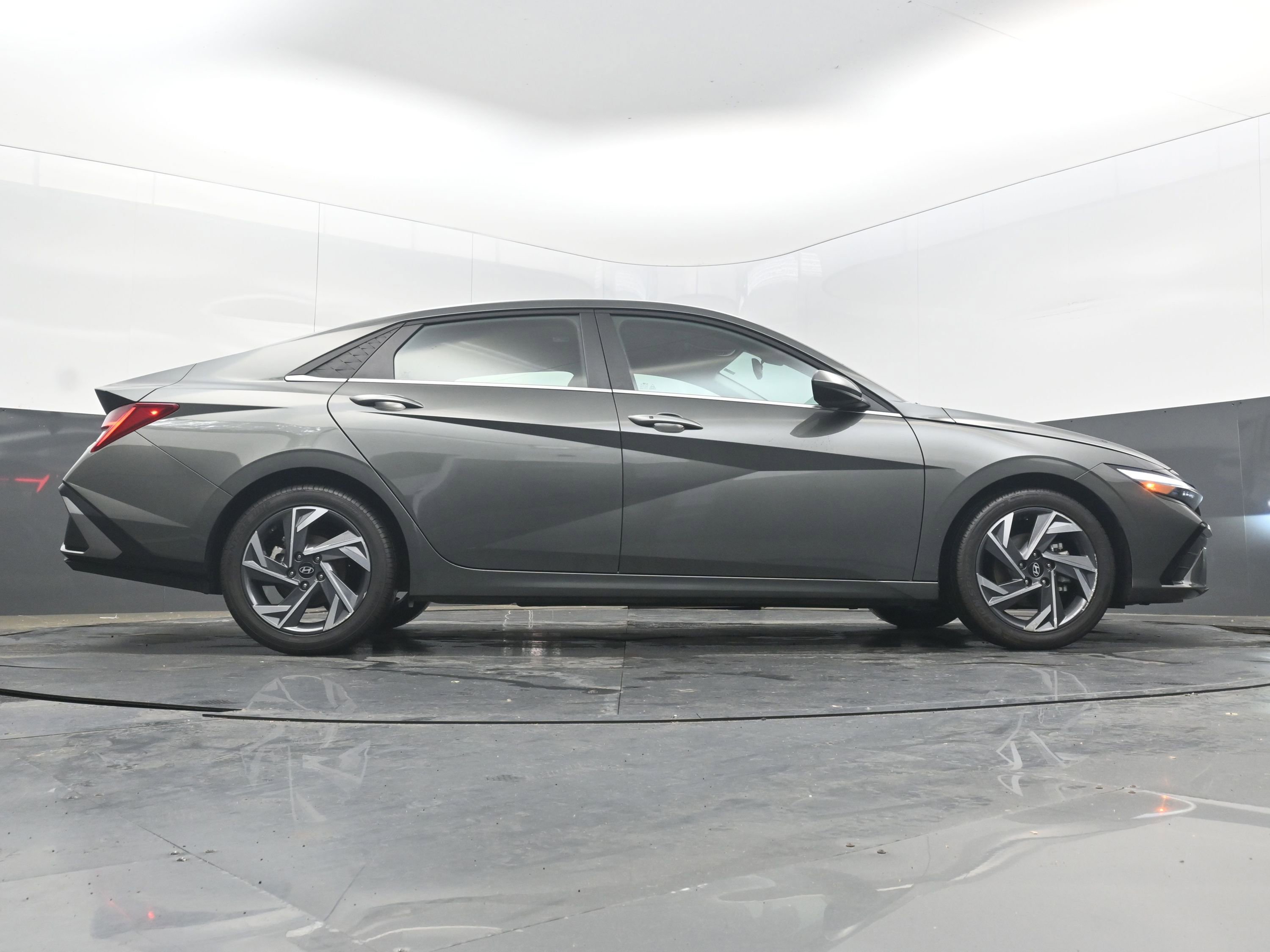 Used 2025 Hyundai Elantra SEL image 29