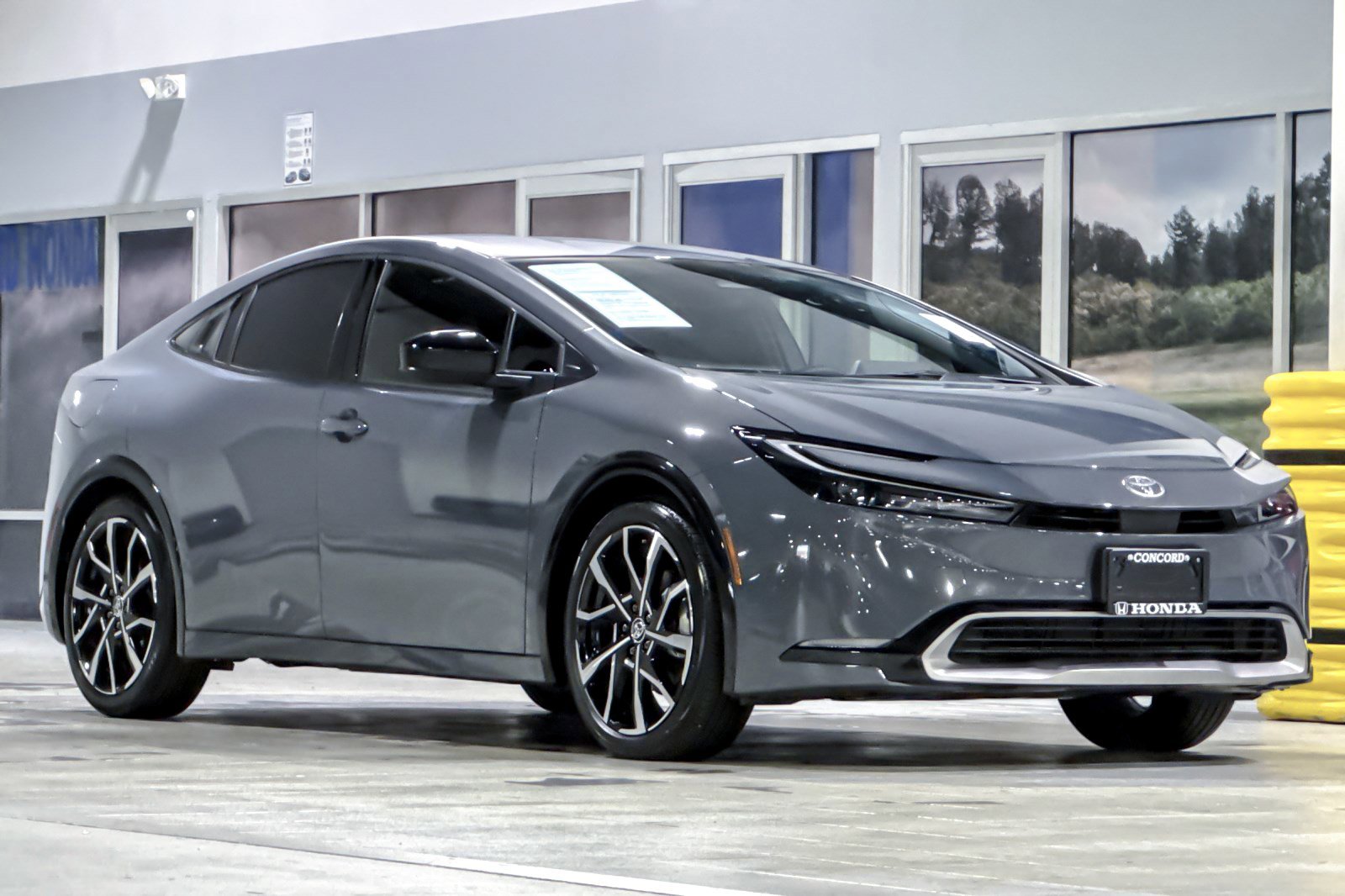 Used 2025 Toyota Prius Plug-In Hybrid image 6