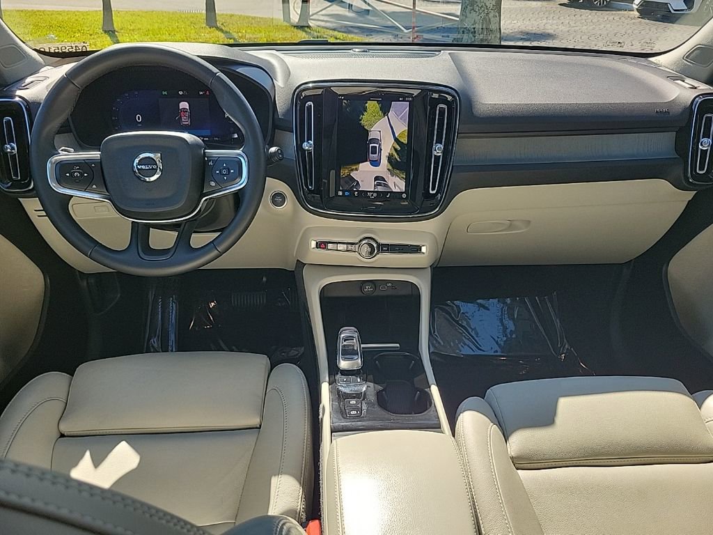 Used 2025 Volvo XC40 B5 Ultra image 9