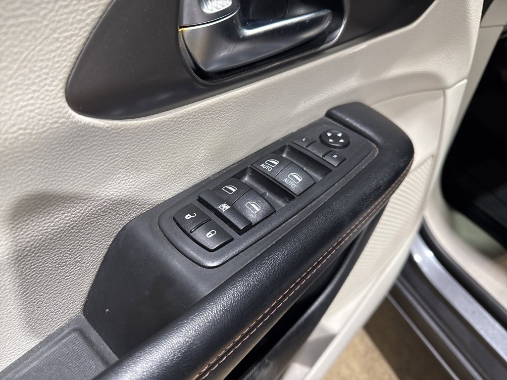 Used 2020 Chrysler Pacifica Touring-L image 16