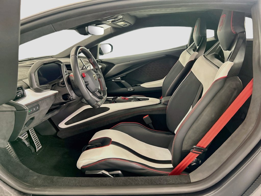 Used 2025 Lamborghini Revuelto AWD/4WD image 18