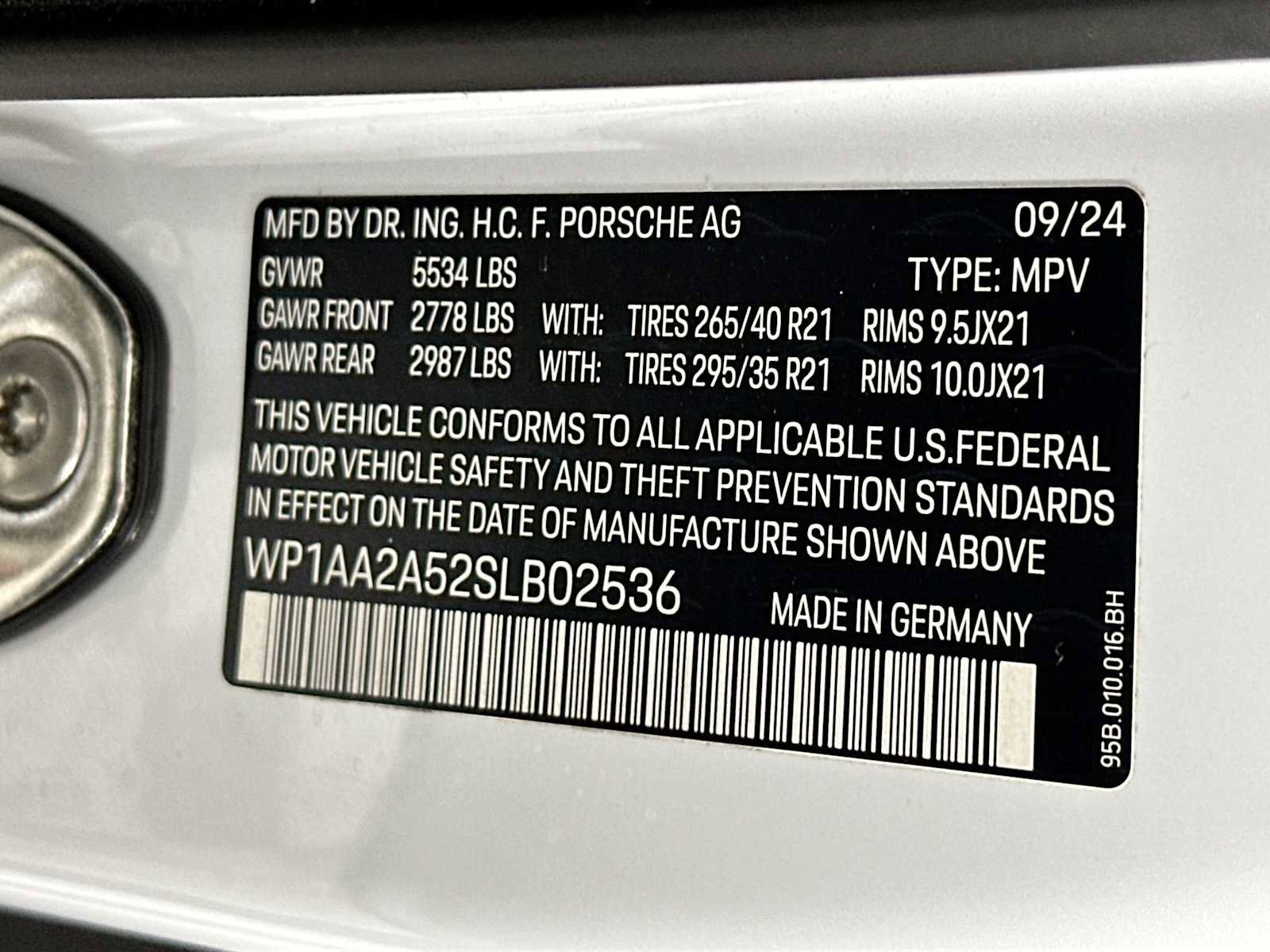 Certified 2025 Porsche Macan image 32