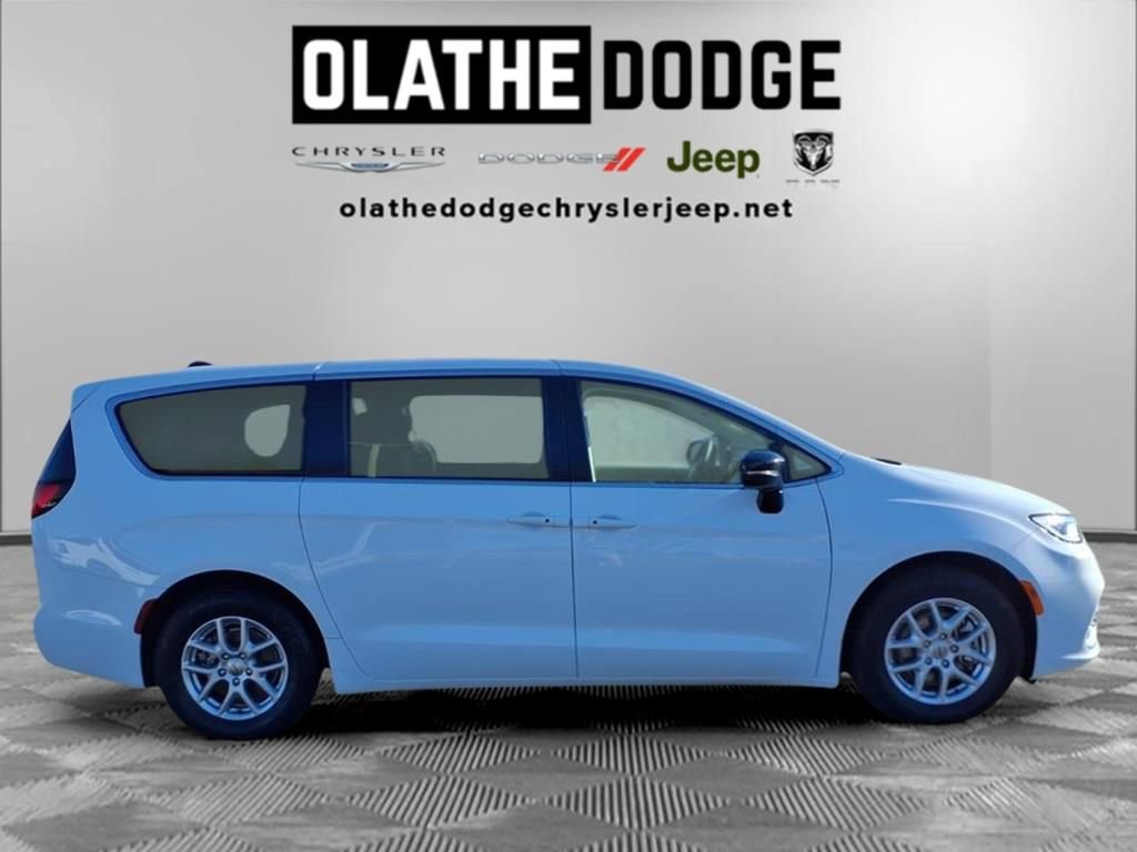 Certified 2024 Chrysler Pacifica Touring-L image 30